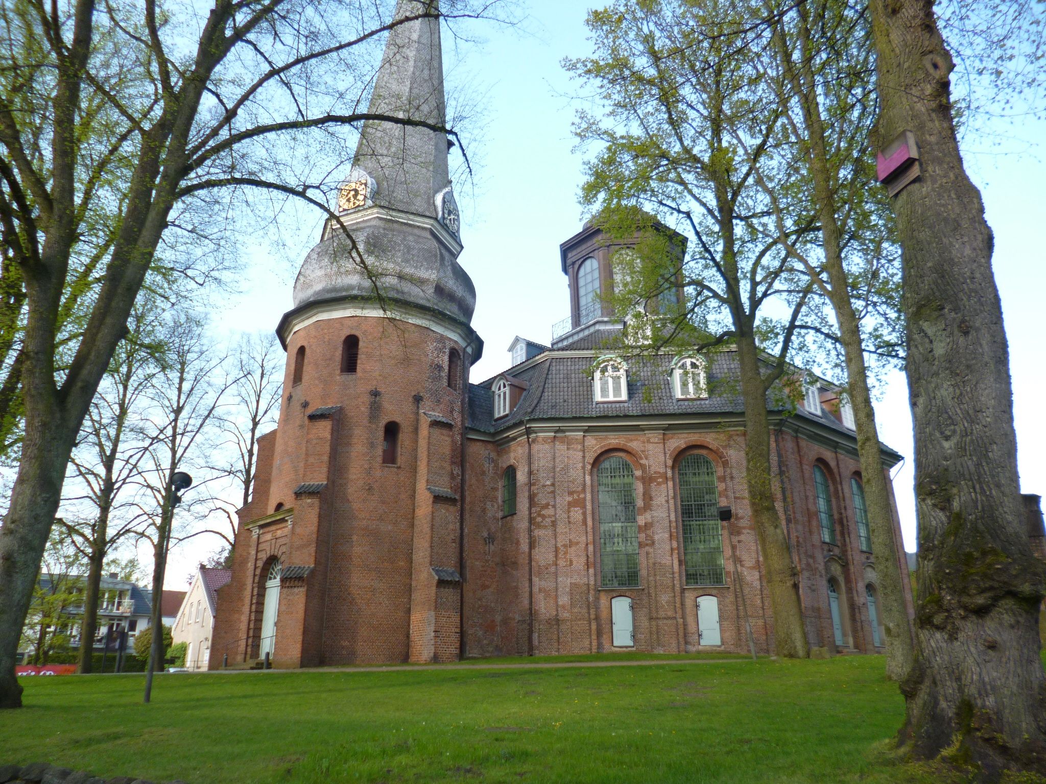 Die Rellinger Barrockkirche im Frühjahr